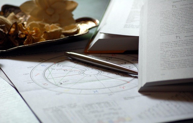 Astrologens arbejdsproces fra forberedelse til tolkning